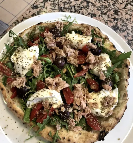 Pizza fresella A' Me Me Piace o Blues con bufala e tonno