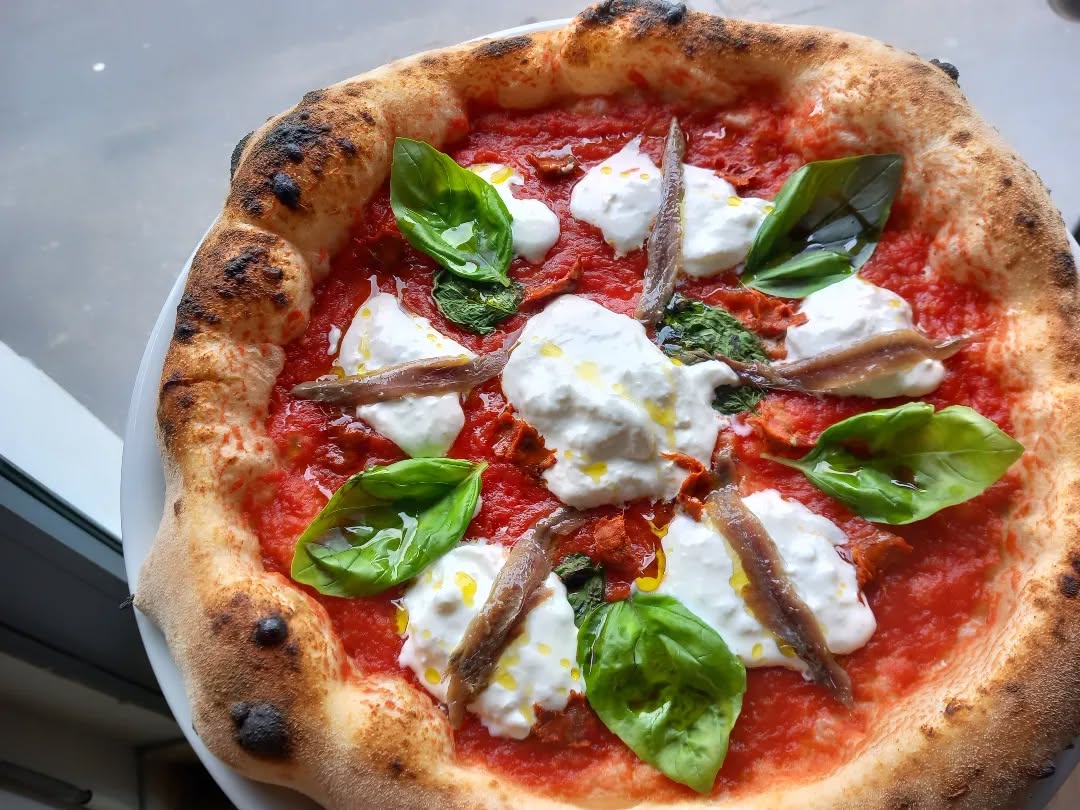 Pizza napoletana con stracciatella e acciughe di Tutta 'Nata Storia