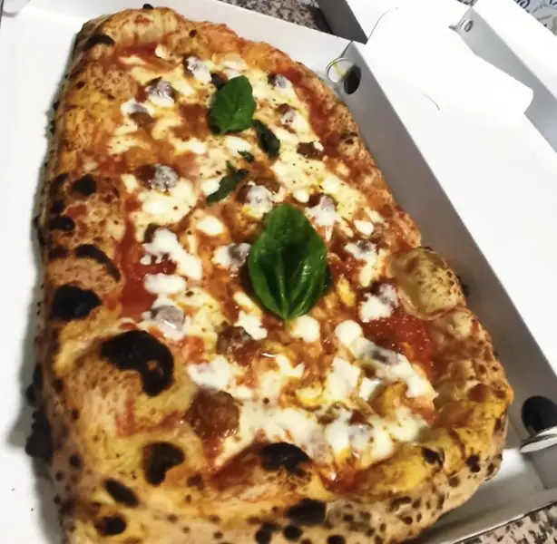 Pizza al metro base margherita da condividere