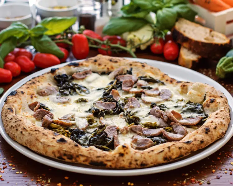 Pizza Niente é Come Prima con friarielli e salsiccia piccante