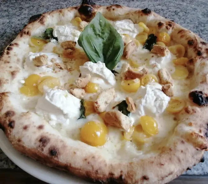 Pizza Tutta 'Nata Storia con pomodorini gialli del Piennolo e burrata